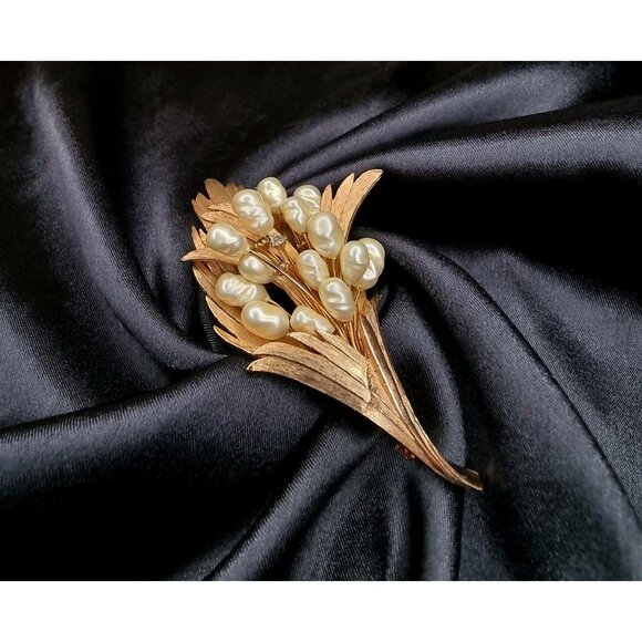 Rare Find Vintage 1950s-1960s Gold-Tone Brooch With Faux Pearl & Rhinestone Flor